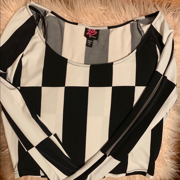 Blk & White 2B Bebe Crop Top - Picture 2 of 3